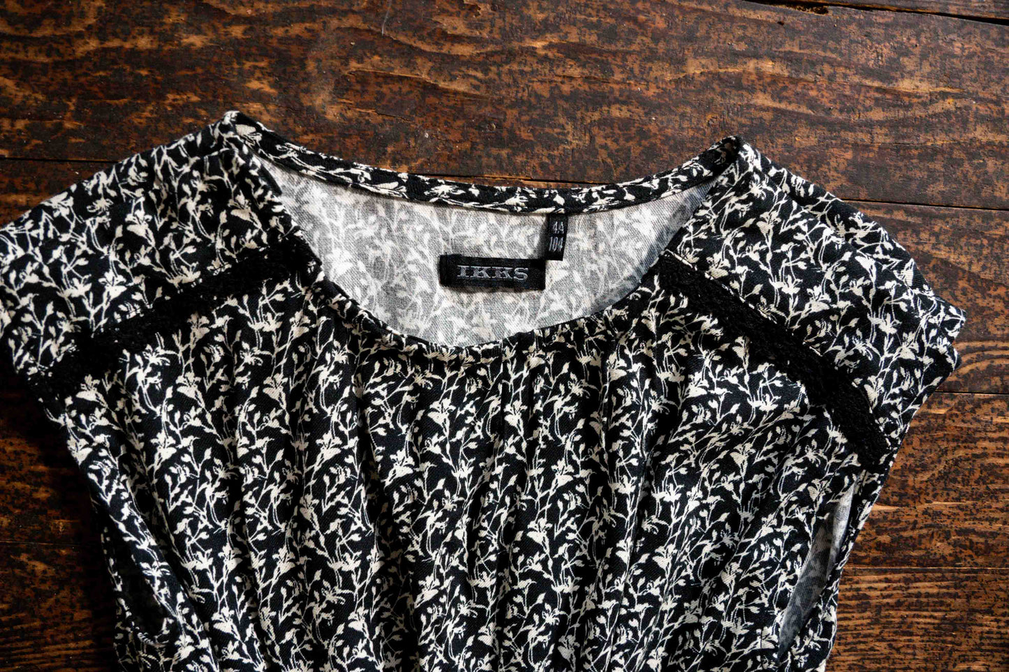 Black Floral Pattern Jumper: 4T